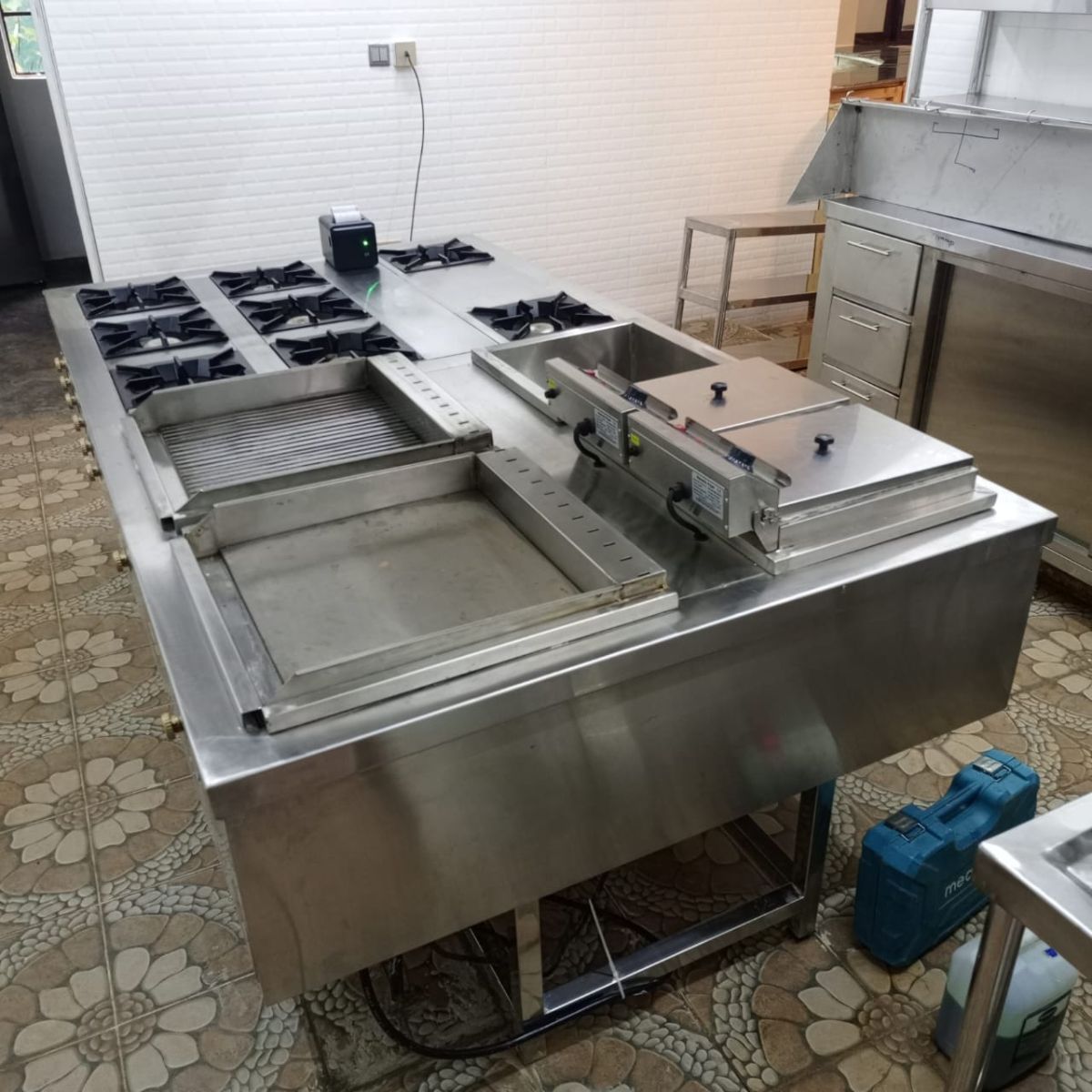 Stainless Steel Full Kitchen Cooker with 8 Burners, 2 Hot Plates, Chips Dumper & Double Deep Fryer